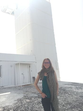 smil ,yttertøy ,himmel ,flash fotografering ,stående.