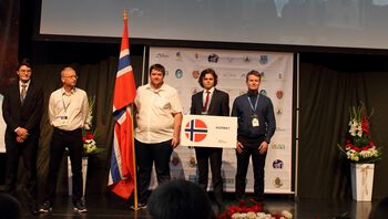 bukse ,stol ,frakk ,anlegg ,rød.