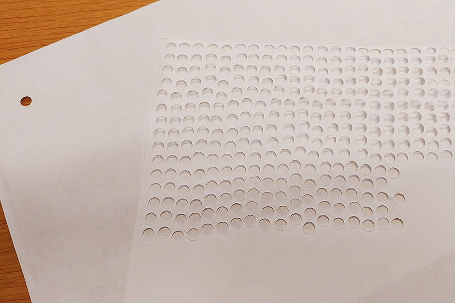 Ark med filterpapir, det vil si et ark med masse små hull.