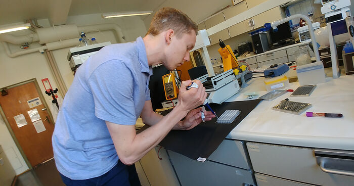 Fredrik Hansen arbeider med biologiske prøver.