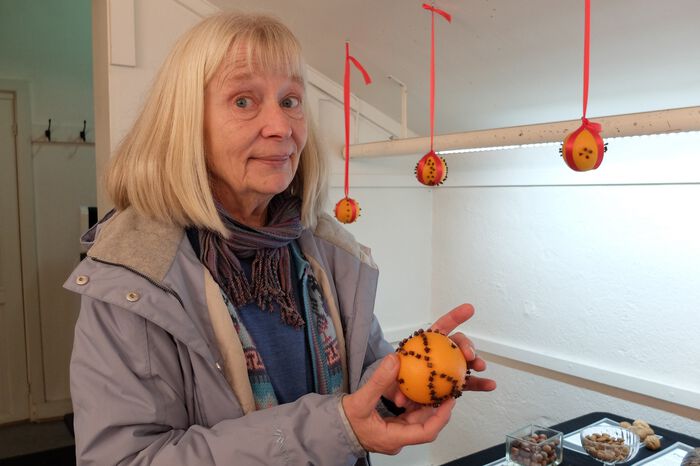 Kristina Bjureke holder en appelsin med nellikspiker