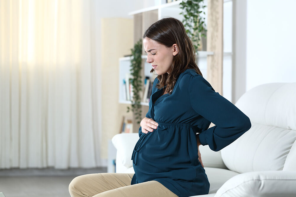 Gravid kvinne med smerter i ryggen