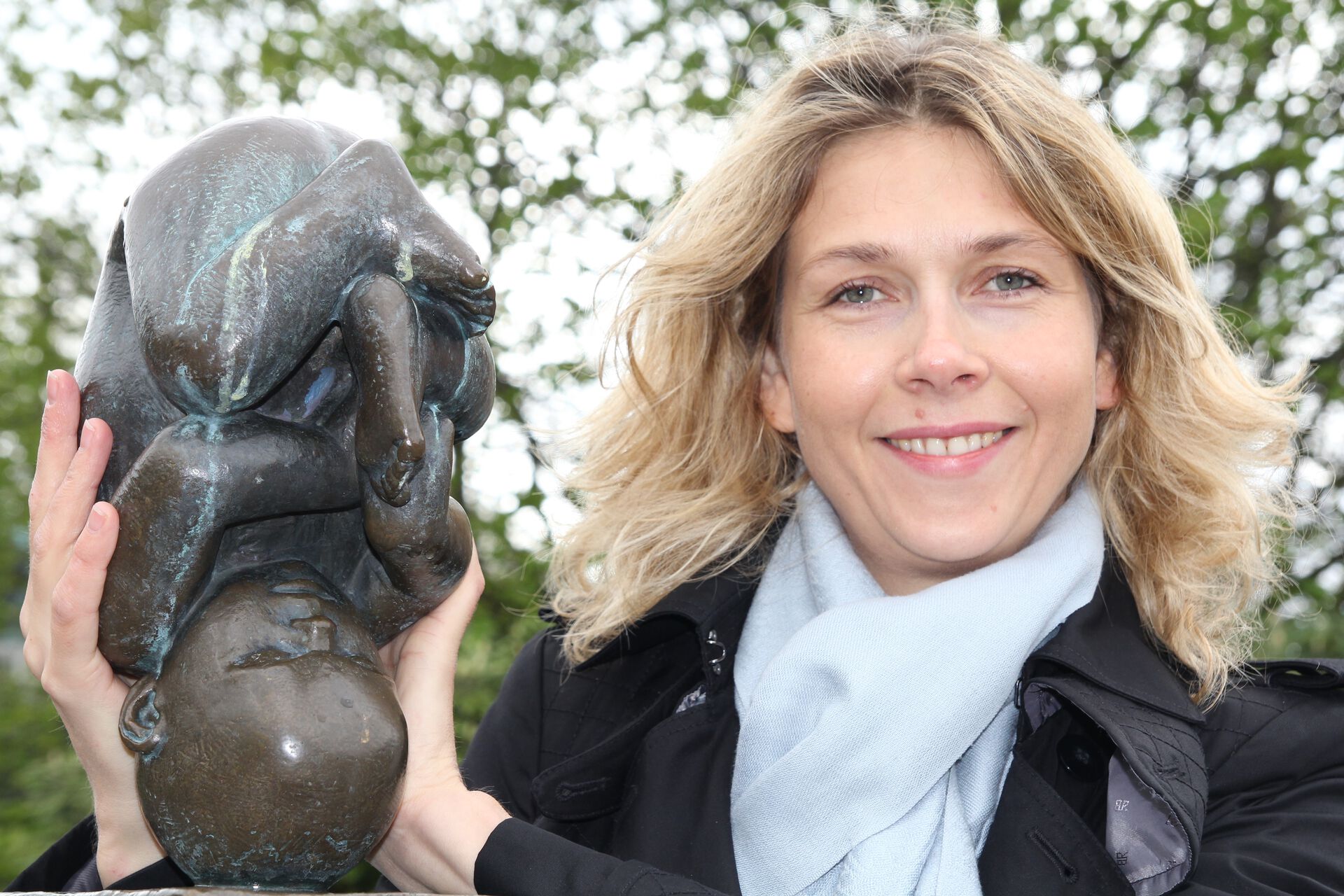 Hedvig Nordeng holder en statue av et foster
