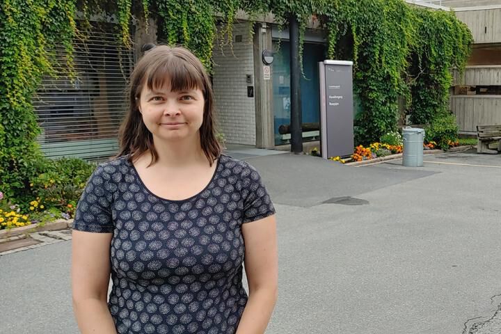 Elisabeth Opsjøn Lampe framfor Folkehelseinstituttet