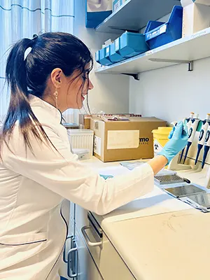 Athar Mahieh i kvit frakk i laboratoriet
