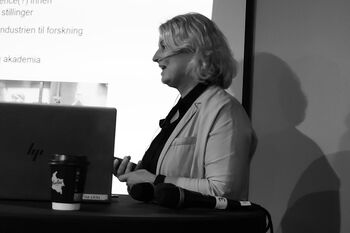personlig datamaskin ,datamaskin ,laptop ,blazer ,talsperson.