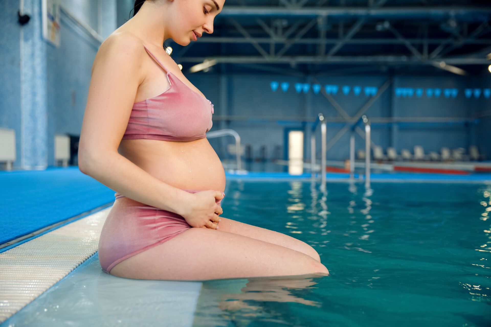 gravid kvinne i svømmehall