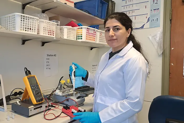 Samira Dowlatshah i laboratoriet