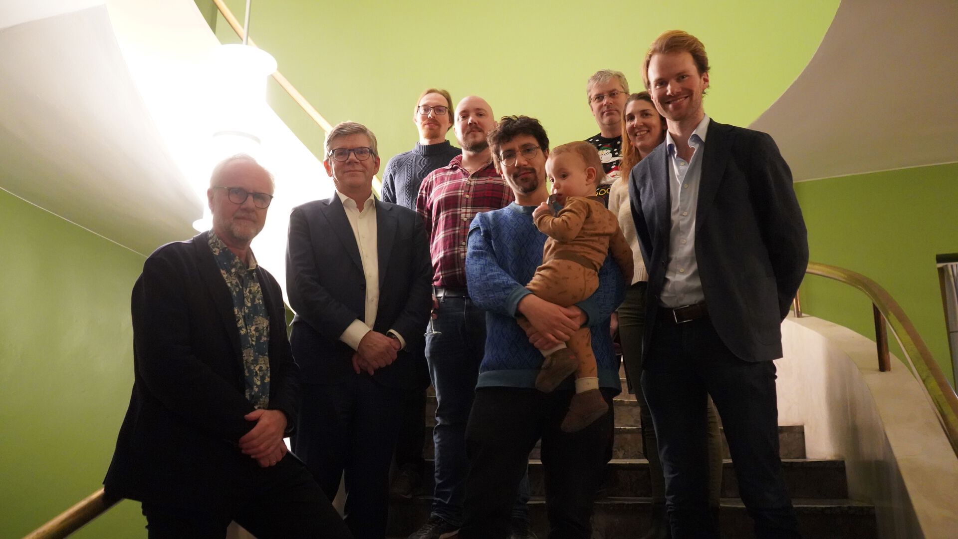 Bildet kan inneholde: smil, erme, bukse, stående, sosial gruppe.