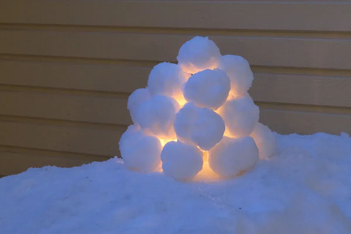Tent snølykt ved husvegg