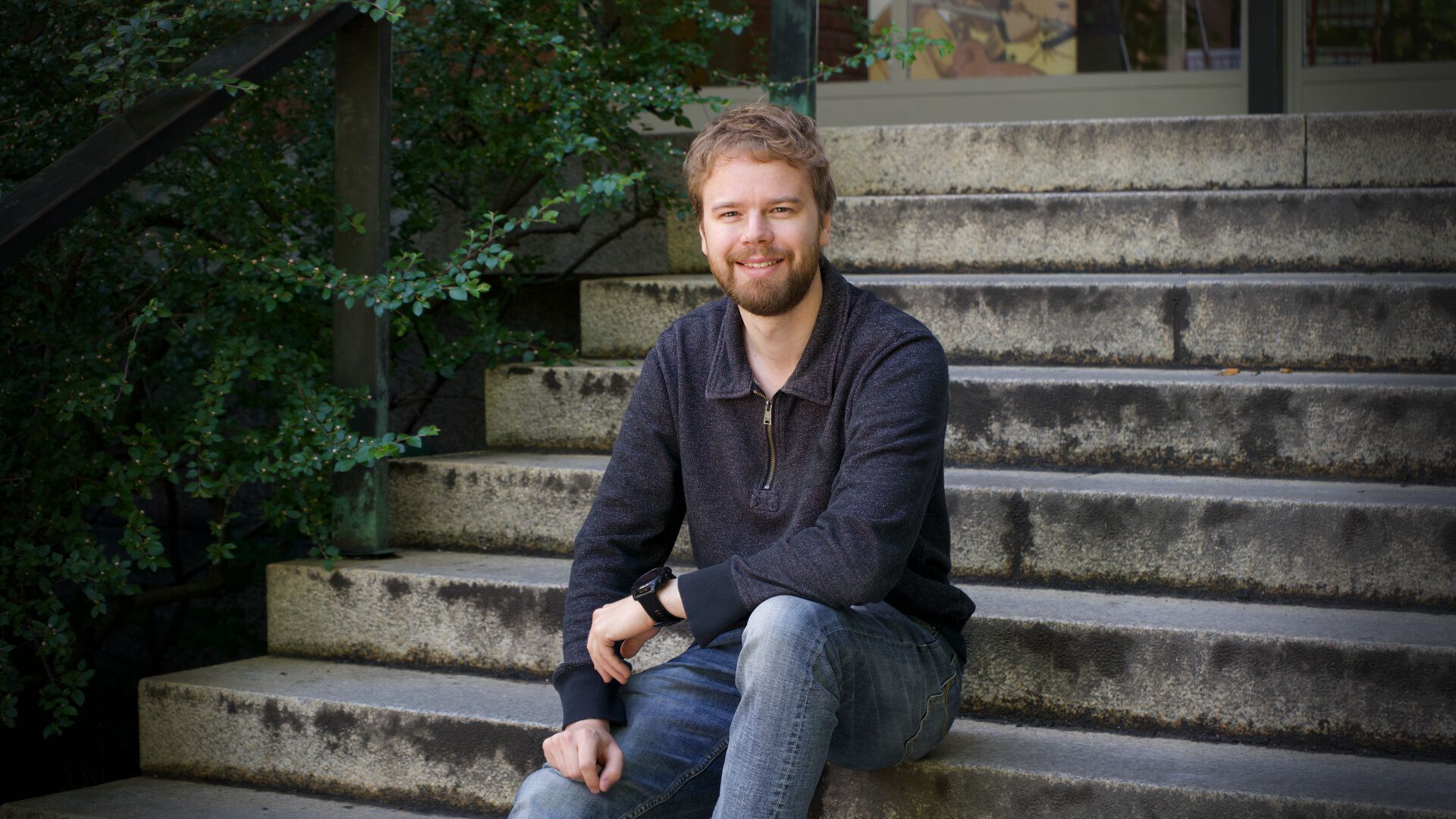 jan gulla sitter på en trapp