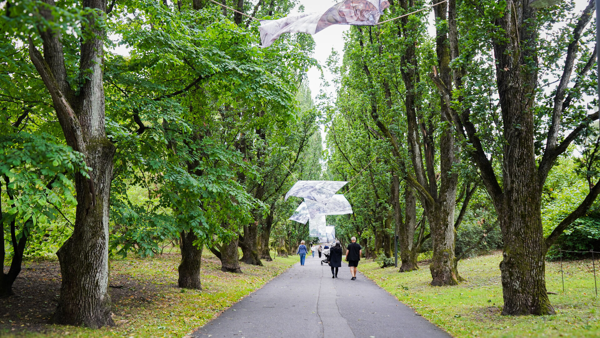 Eikealleen i Botanisk hage i Oslo med innslag av kunst