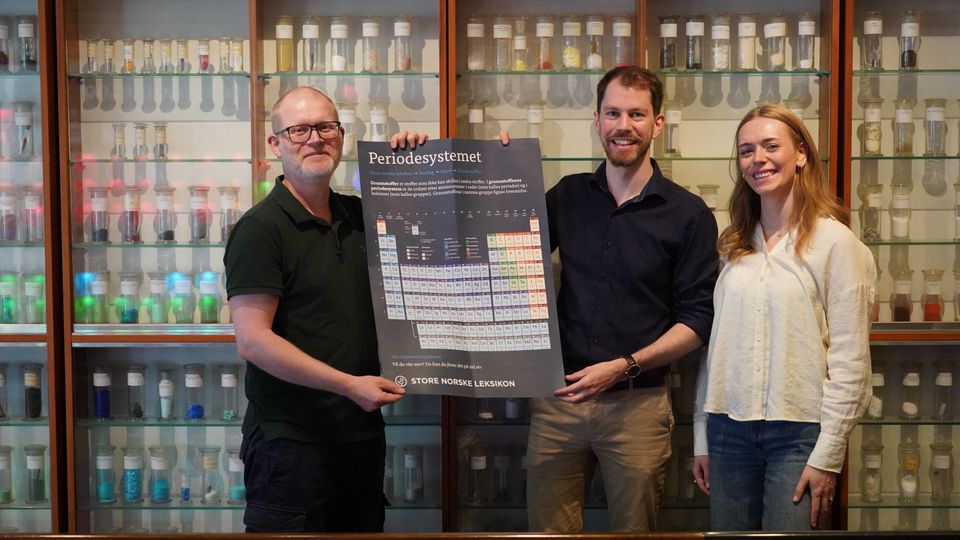 tre forskere foran periodesystemet