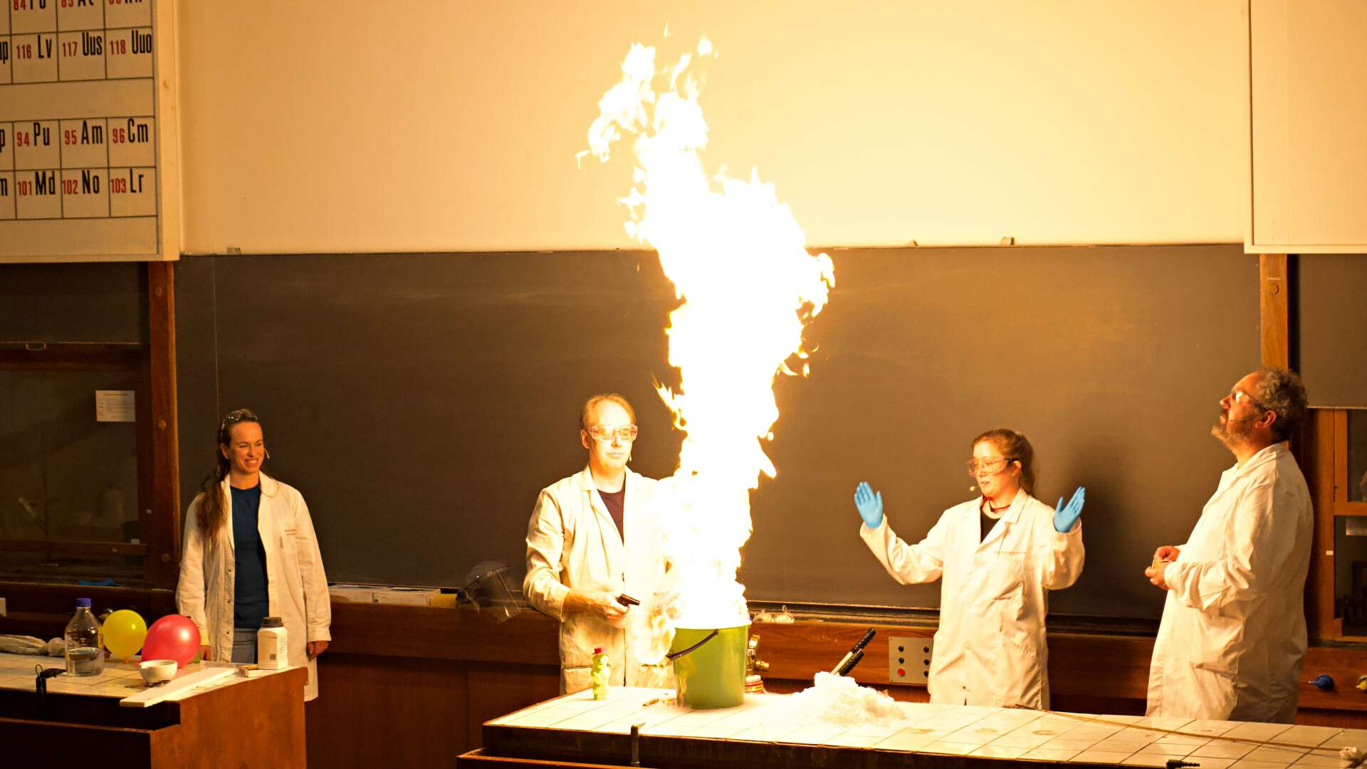 en bøtte med en stor flamme