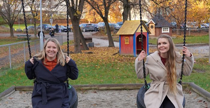 Inger Skrede og Eva Lena Estensmo i en barnehage