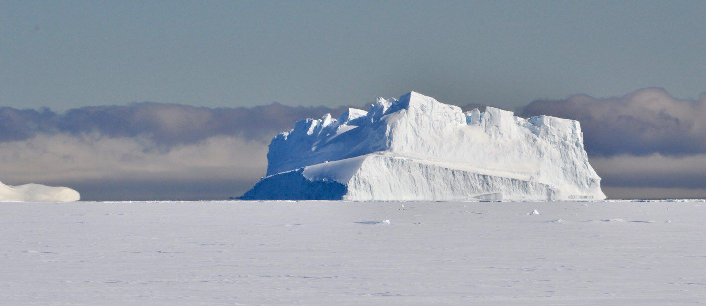 Iceberg_next_to_Mirny_photo_by_WMiloch