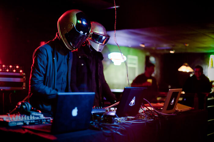 Daft Punk (to personer med hjelm)