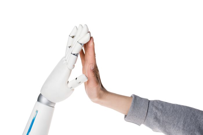 Menneske som møter robot-hånd