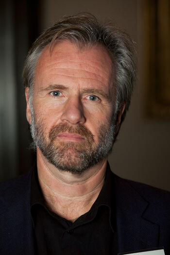 person ,panne ,nese ,hake ,skjorte.