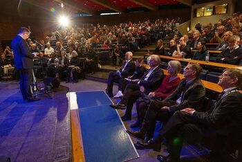 stol ,dress ,publikum ,begivenhet ,offentlig tale.
