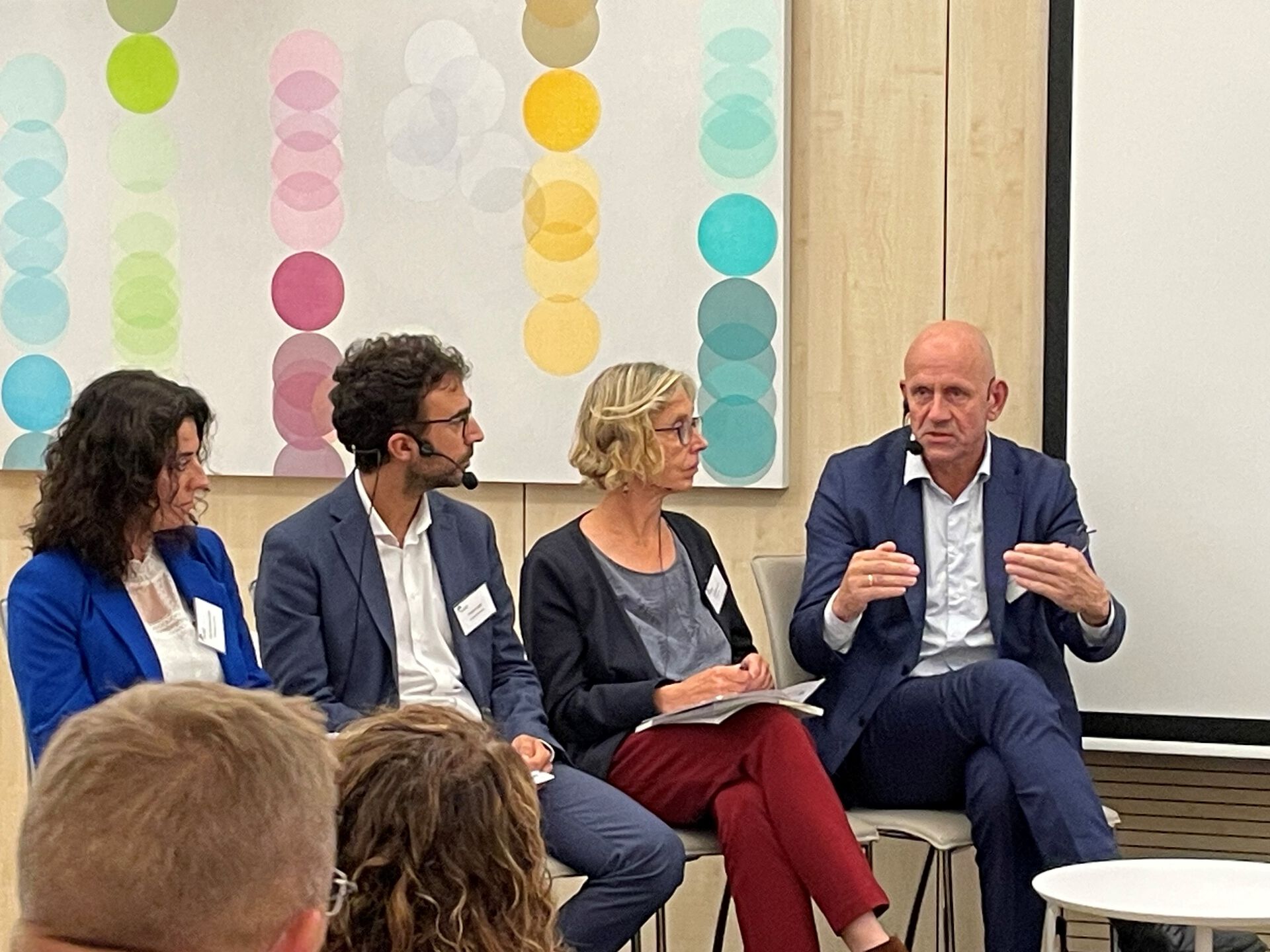 Panelsamtale under lanseringen