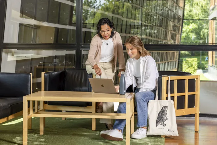En kvinnelig professor veileder en kvinnelig student.