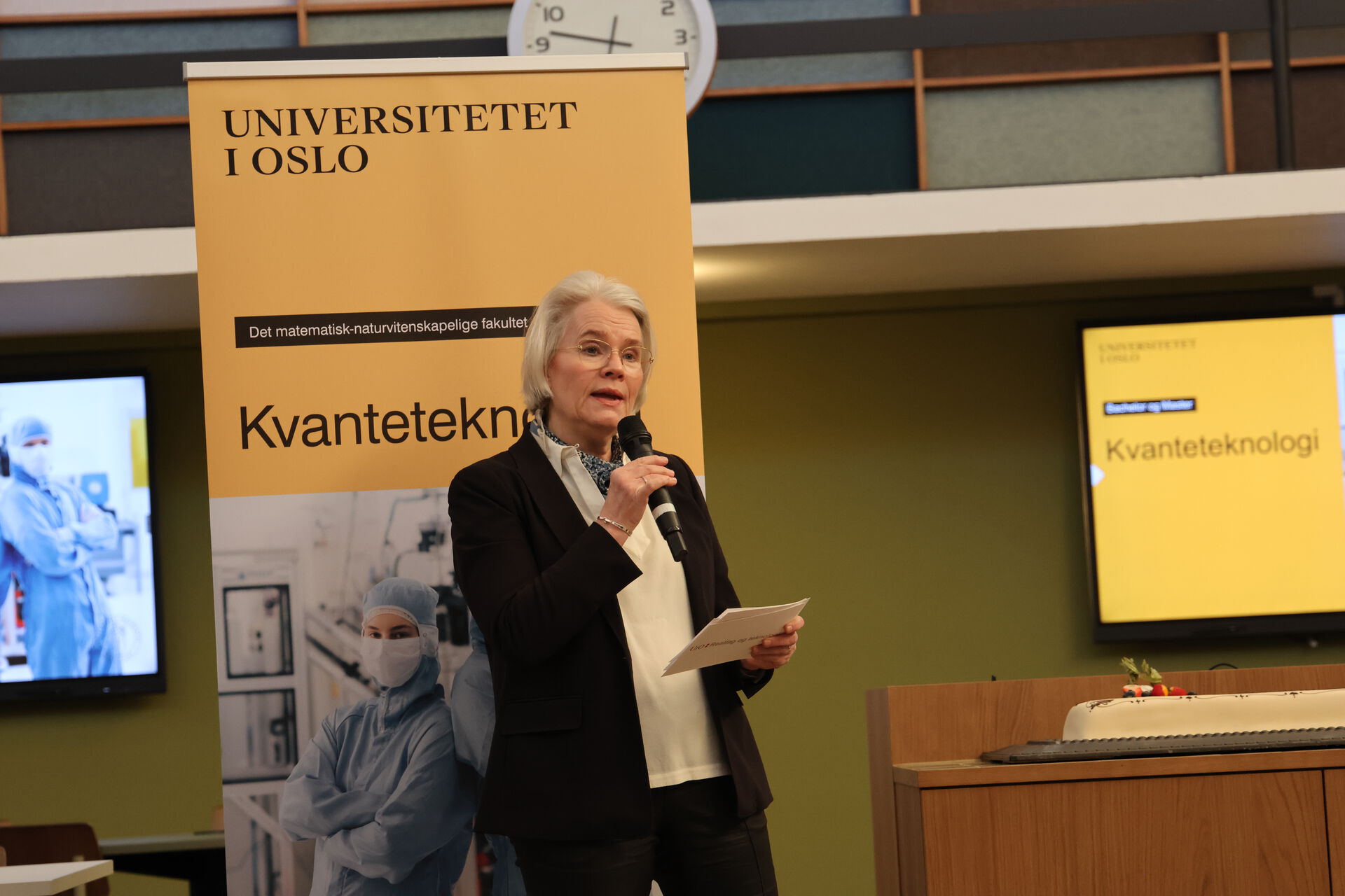 Bildet kan inneholde: elektronisk enhet, møbler, mikrofon, teknologi, jobb.