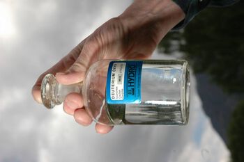 hånd ,vann ,drikkevarer ,drikker vann ,flaske.