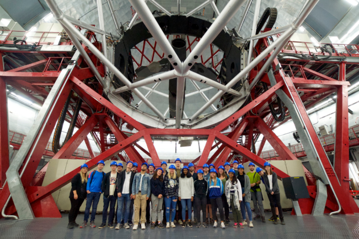 gruppebildet av studentene til astronomi kurset som står under GTC teleskop i La Palma