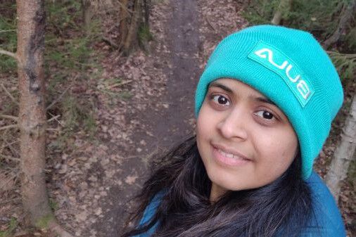 Sneha Pandit på tur i skogen.