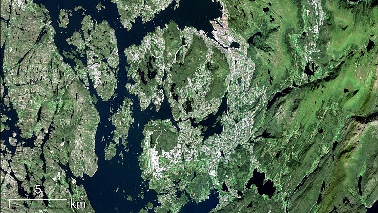 Bergen sett fra rommet: Bilde tatt av Sentinel-2 satellitten av Bergen by en fin skyfri sommerdag - 18. august 2015. Bilde: Copernicus Sentinel data (2015)