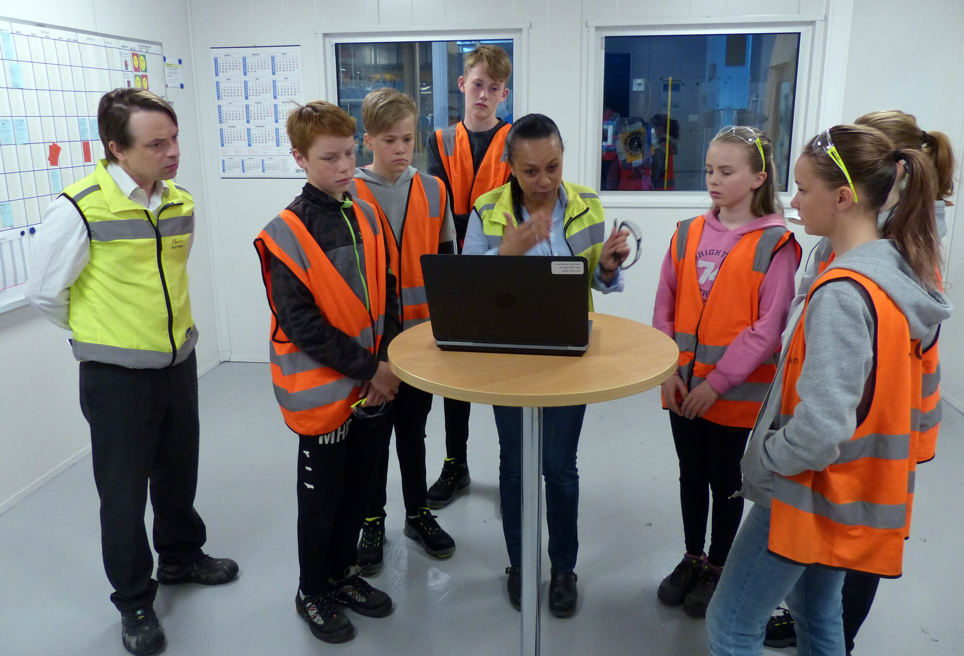 Ansatte ved Nexans og elever fra Rognan ungdomsskole