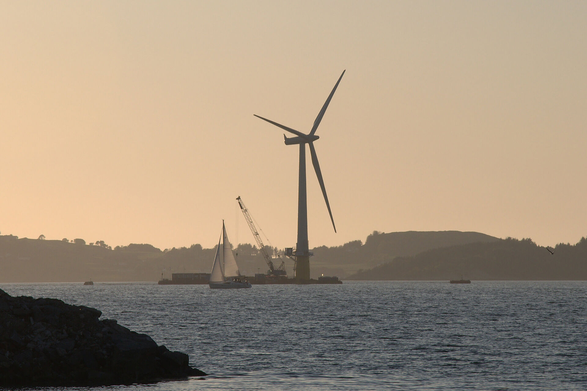 Den flytende vindmøllen Hywind (bildet) eies nå av Unitech.