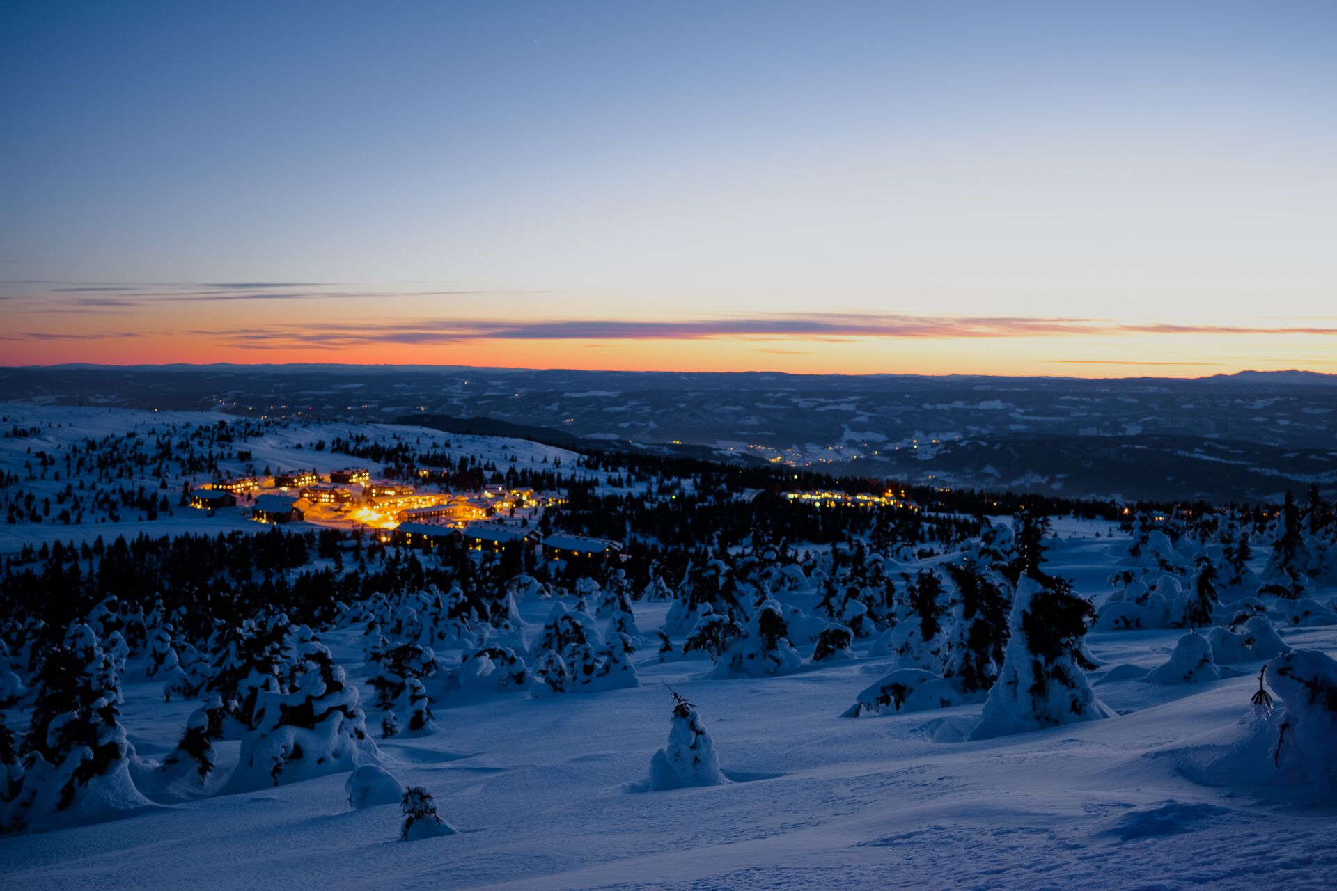 En landsby av hytter midt i den norske naturen 