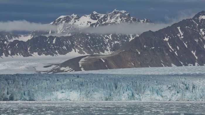 Foto: Isbreene p? Svalbard og andre kalde milj?er kan m?te eller for?rsake mange vippepunktstrusler n?r temperaturen stiger over 1,5 grader. Bildet viser en isbre ved Ny-?lesund ved 79 grader nord p? Spitsbergen, Svalbard. Illustrasjonsfoto: Coulourbox/Jiri Vondrous
