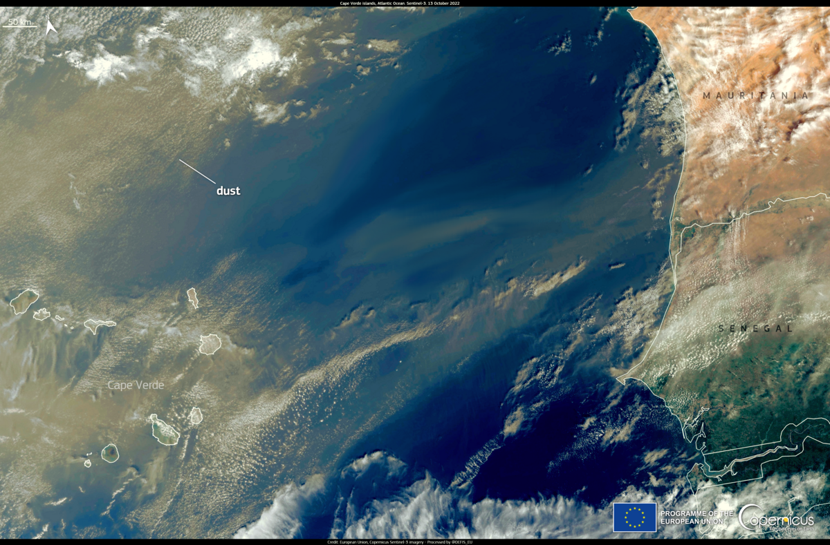 Sandstorm som velter innover et boligfelt.