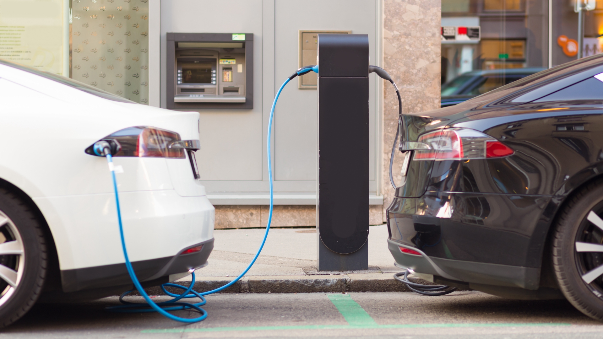 To elektriske biler som lader