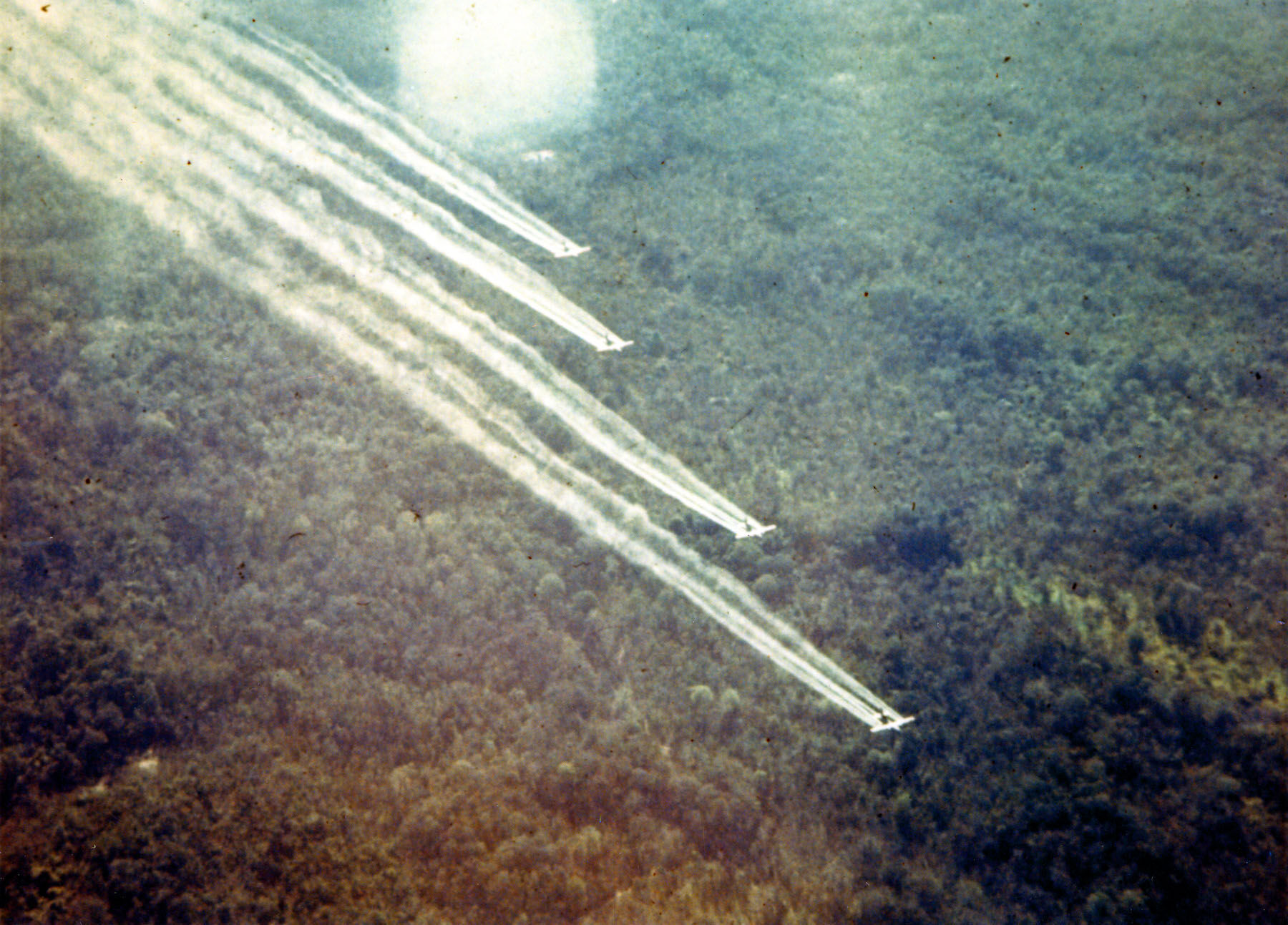 fly som sprayer jungel med Agent orange