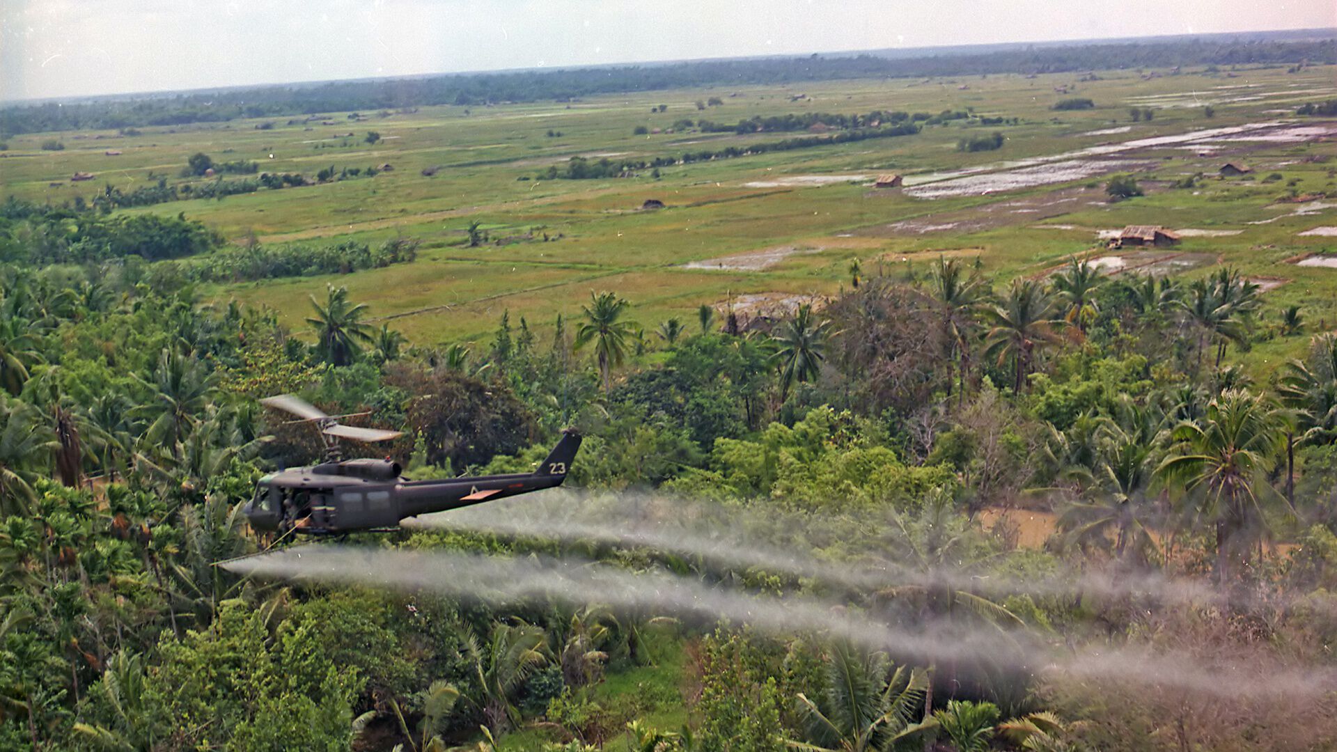 Helikopter som sprayer Agent orange