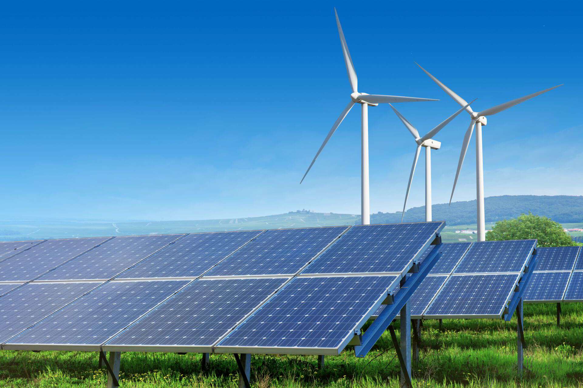 Bildet kan inneholde: vindturbin, vindmølle, vindpark, solcellepanel, solenergi.