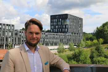 Cloud ,Building ,Sky ,Daytime ,Dress shirt.