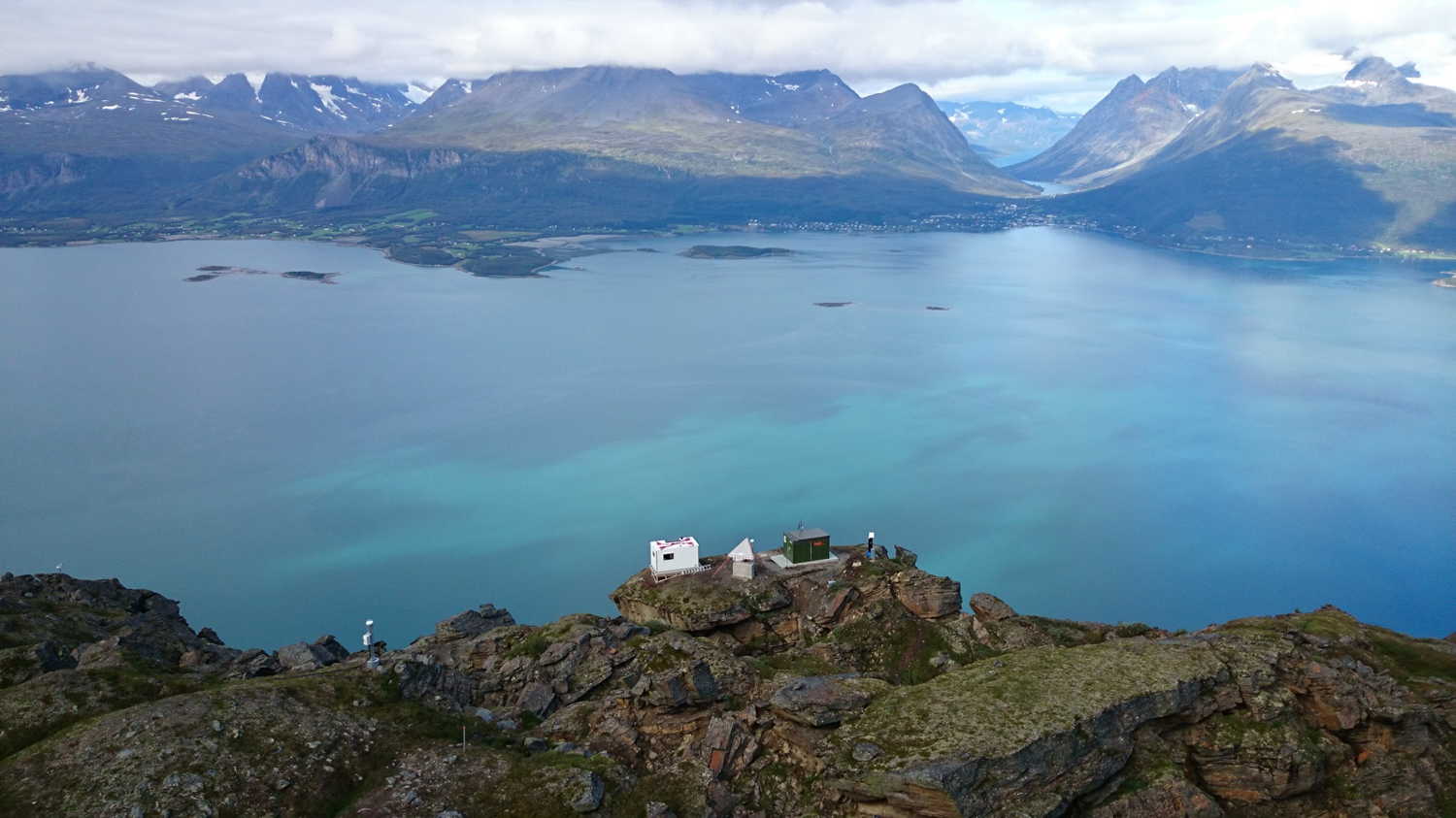 Permaforsten tiner i fjellet Nordes i Lyngen