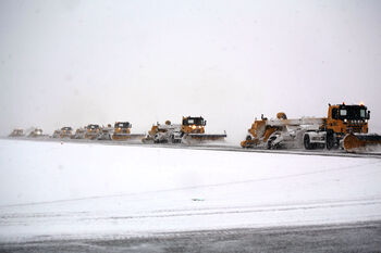 Tire ,Wheel ,Vehicle ,Automotive tire ,Snow.