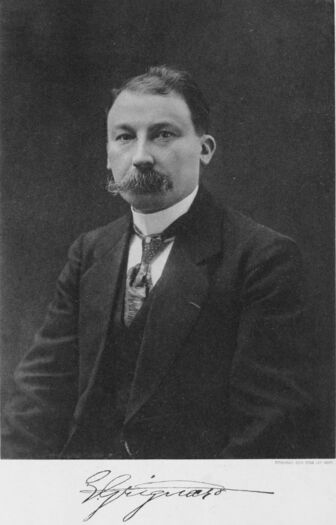 Person ,Forehead ,Chin ,Coat ,Tie.