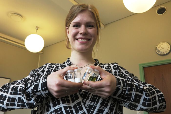 Kristine Opsvik Wikene med fire prøveglass: De to til venstre inneholder sukrose og glukose.