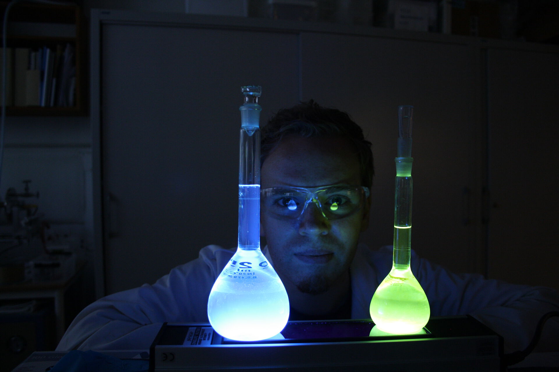 Per-Anders Hansen ved Kjemisk institutt forsker på luminescerende materialer
