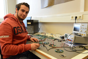 datamaskin ,bord ,oscilloskop ,elektronikkteknikk ,pulten.