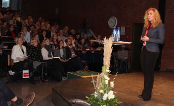 bukse ,mikrofon ,anlegg ,blomst ,sosial gruppe.