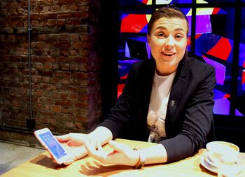 smil ,servise ,tv-programleder ,serveringsutstyr ,begivenhet.