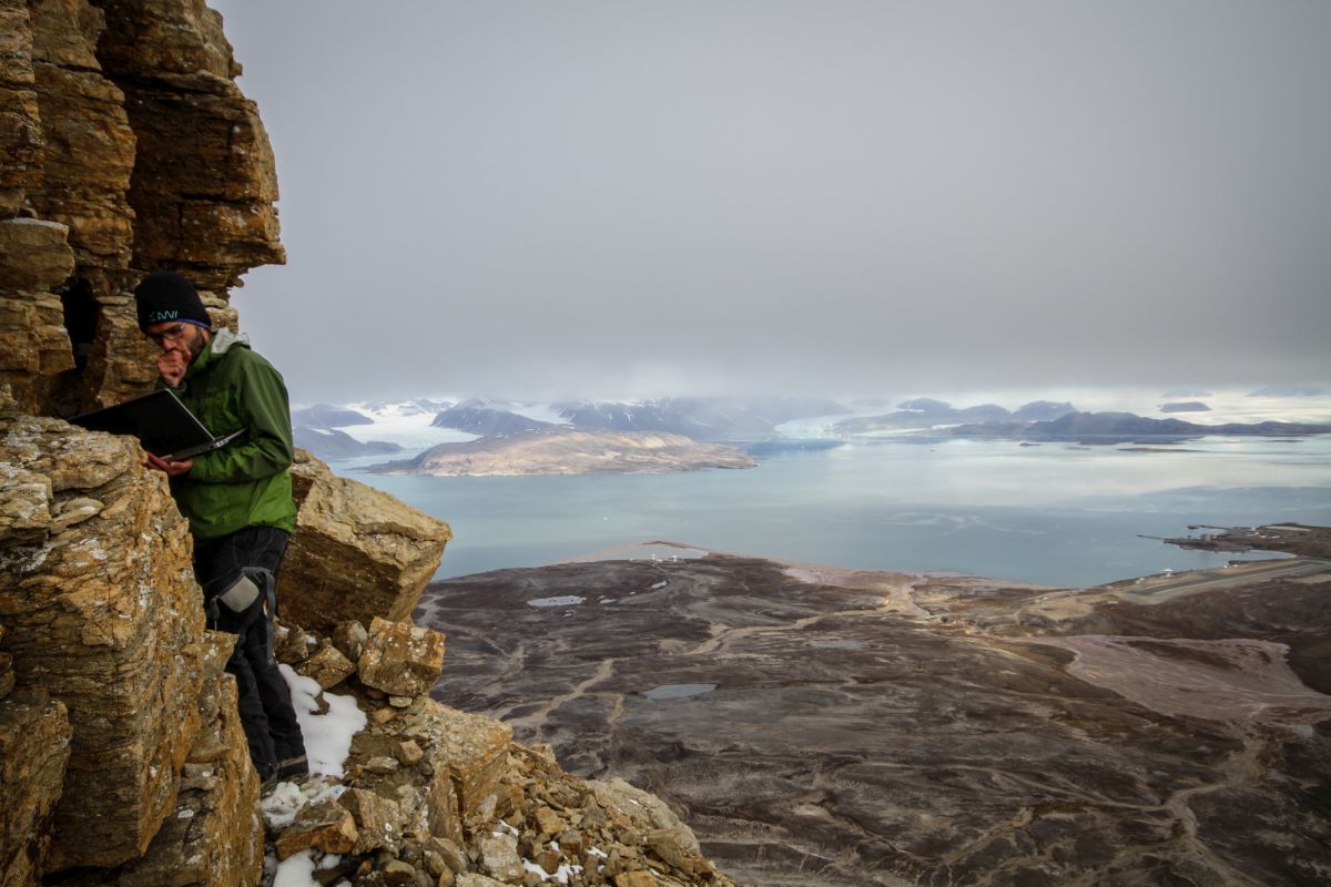 Studier av permafrost kan være utfordrende fordi den er på fjerntliggende steder. Temperaturmålinger utføres i felt, slik Jaroslav Obu gjør her i en fjellside i Ny-Ålesund. 